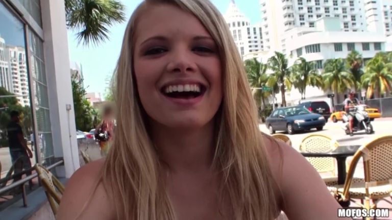 I Know That Girl - My Girlfriend Loves to Go Wild on Vacation