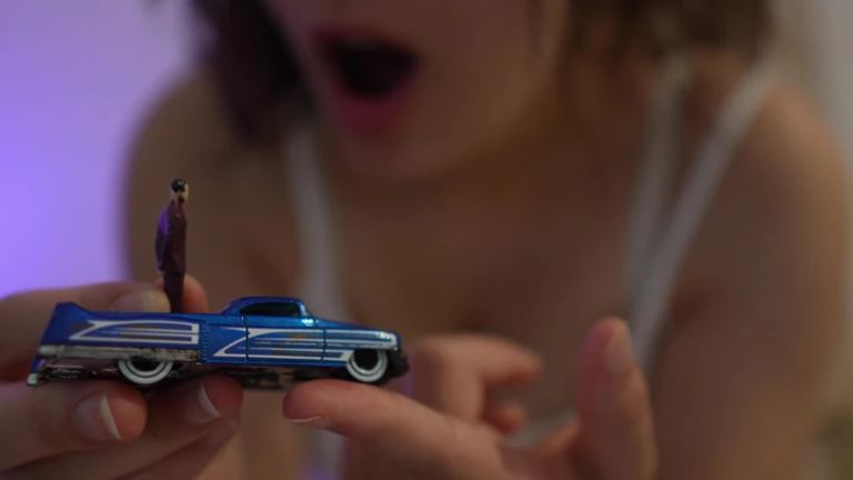 Giantess Girl and Car
