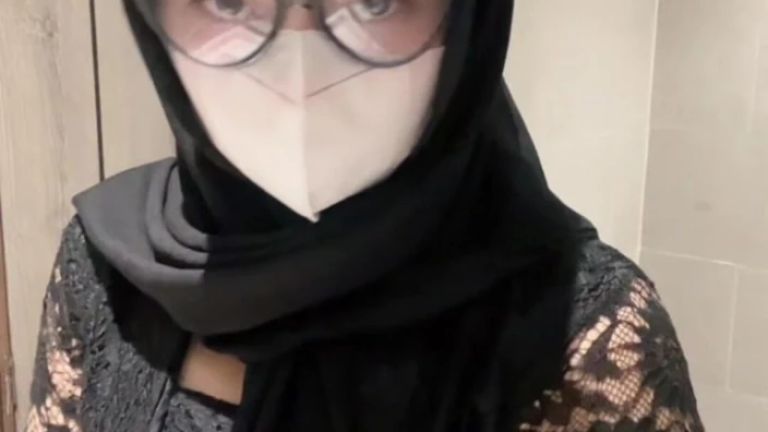Sexy White Kebaya Hijab Girl Plays in the Toilet Until She Squirts