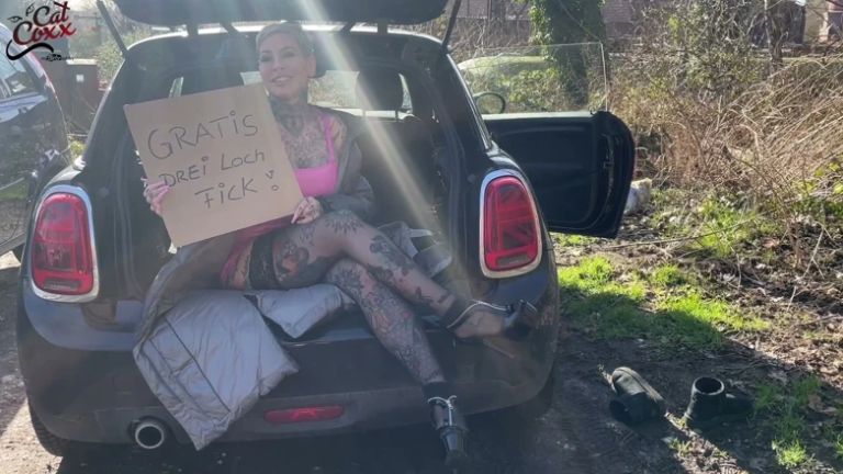 Outdoor Threesome Three-hole Fuck with Creampie!