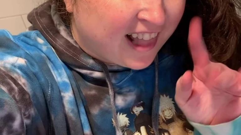 Fat Pussy Peeing in Public Toilets