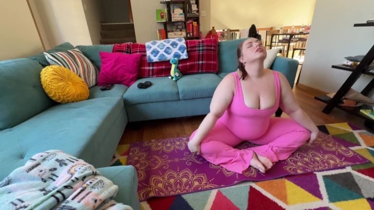 Bww MILF Kinky Katie Masturbates During Yoga - JOI