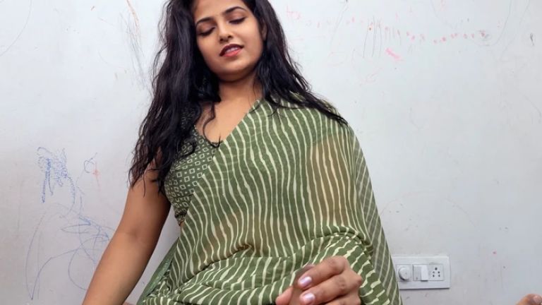 Komal Bahut Hi Mood Me Hai Aj Land Pe Baithne Ke Liye